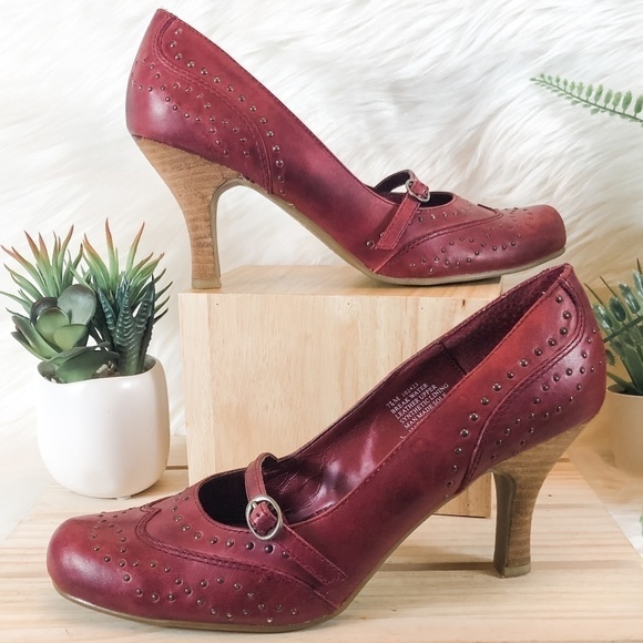 Kenneth Cole Reaction Break Water Studded Heels - Picture 1 of 13